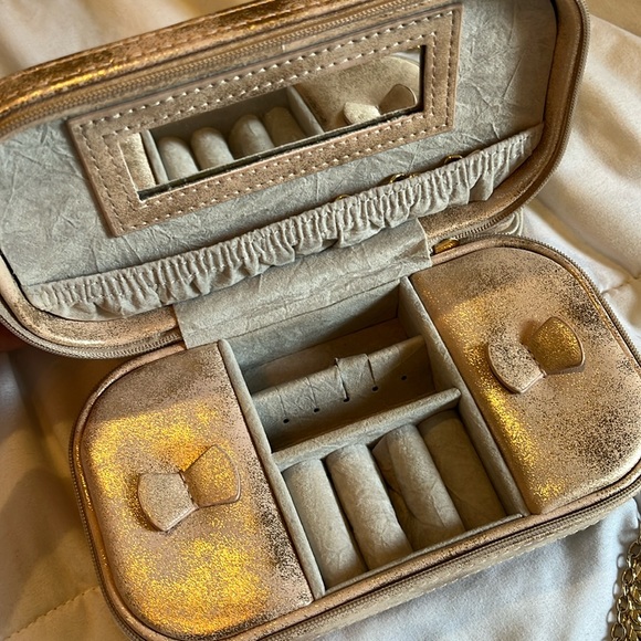 Kendra Scott Phoenix Ring + Accessory Bundle - Picture 5 of 6